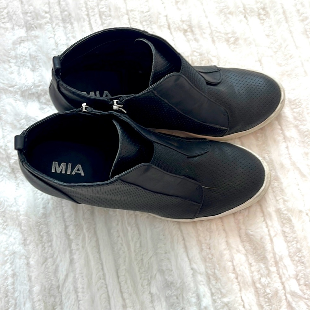 Black wedge